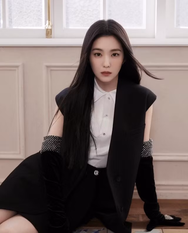 Nhan sắc hoàn mỹ kiêu sa tựa như "công chúa băng giá" của Irene là điều không cần bàn cãi. Trưởng nhóm Red Velvet luôn nằm trong top 1 bảng xếp hạng những thần tượng xinh đẹp nhất Hàn Quốc. Thậm chí, cô nàng còn được người hâm mộ ưu ái đặt cho biệt danh "đệ nhất visual" nhờ vẻ đẹp "không góc chết" của mình. Nữ idol sở hữu khuôn mặt tỷ lệ vàng với đường nét thanh tú, ngọt ngào và vô cùng sang trọng, quý phái. Nhan sắc của Irene chính là hình mẫu khiến bất cứ cô gái nào cũng phải ao ước