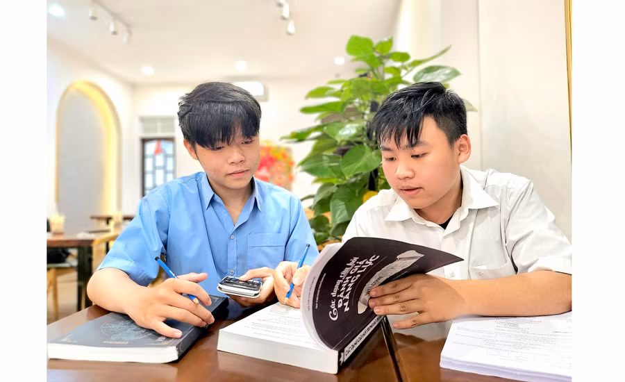 Đôi bạn thân Lê Nguyễn Huy Hoàng (bìa trái)-lớp 12C3A, Trường THPT chuyên Hùng Vương và Trần Quý Lâm-lớp 12A2, Trường THPT Hoàng Hoa Thám (TP. Pleiku) ôn tập chuẩn bị cho kỳ thi đánh giá năng lực của Đại học Quốc gia TP. Hồ Chí Minh. Ảnh: M.T