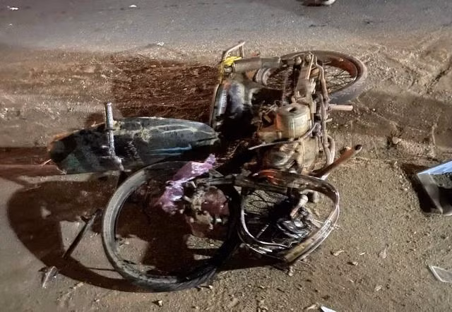 Chiếc xe máy do anh K'Quyền điều khiển bị biến dạng sau cú va chạm với ô tô