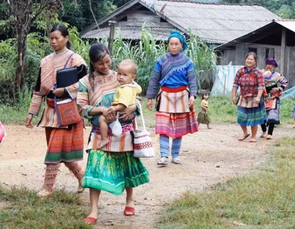 Chị Vế, bà Mừ cùng bà con người Mông ở thôn 7, xã Cư Króa đi dự lễ hội ngày xuân.