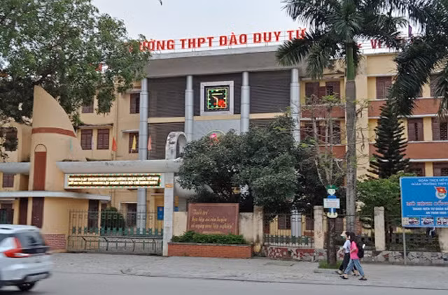 Trường THPT Đào Duy Từ (TP Thanh Hóa), nơi xảy ra sự việc nam sinh lớp 10 rơi từ tầng 4 xuống đất Trường THPT Đào Duy Từ (TP Thanh Hóa), nơi xảy ra sự việc nam sinh lớp 10 rơi từ tầng 4 xuống đất
