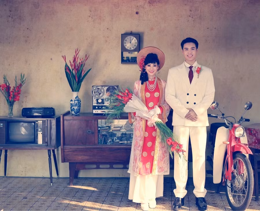 Mong muốn có một kỷ niệm trước khi "về chung một nhà", Lê Đình Minh Ngọc và Anthony Huỳnh đã làm bộ ảnh cưới phong cách thời bao cấp