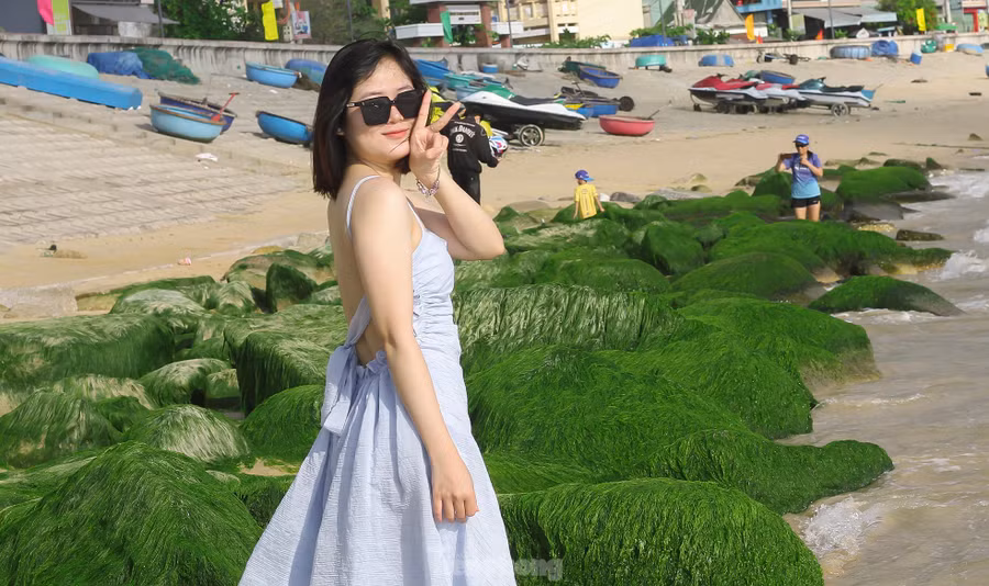 Đang "thả dáng" bên bãi đá rêu xanh mướt, bạn Nguyễn Thị Ái Nhi (26 tuổi, huyện Tuy Phước) chia sẻ, thông qua mạng xã hội nên biết đến bãi đá này, thấy đẹp quá nên tranh thủ qua chụp vài kiểu ảnh để lưu niệm. Ảnh: Trương Định