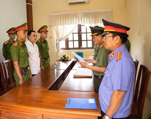 Cơ quan An ninh điều tra Công an tỉnh Hậu Giang tống đạt quyết định khởi tố và lệnh bắt tạm giam ông Lê Phước Nhàn