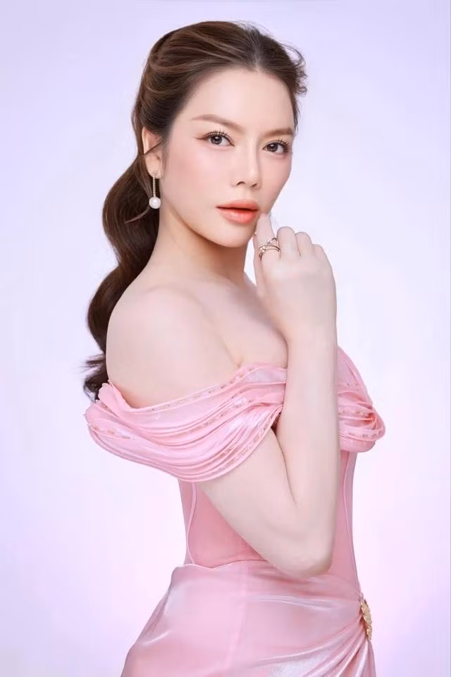 Hình ảnh Lý Nhã Kỳ thường gắn liền với những bộ trang sức kim cương tiền tỉ Hình ảnh Lý Nhã Kỳ thường gắn liền với những bộ trang sức kim cương tiền tỉ