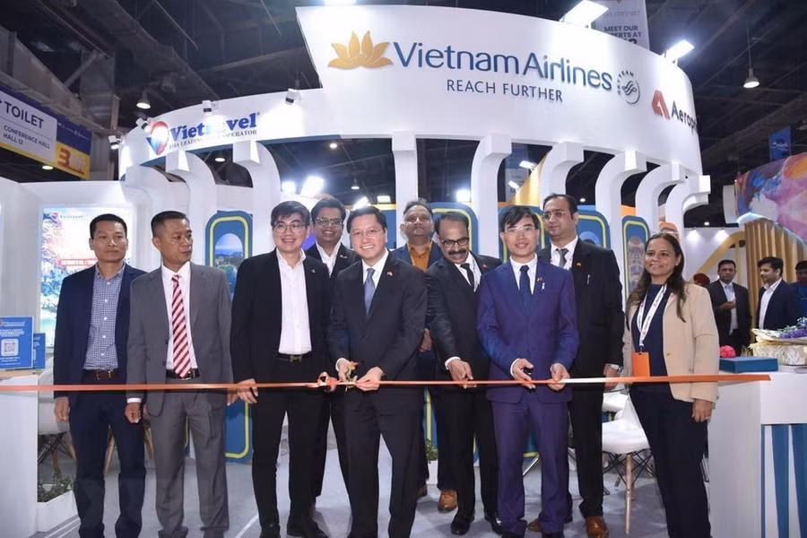 Đại sứ Việt Nam tại Ấn Độ Nguyễn Thanh Hải cắt băng khai trương gian hàng của Hãng hàng không Quốc gia Việt Nam (Vietnam Airlines). (Ảnh: Ngọc Thúy/TTXVN )