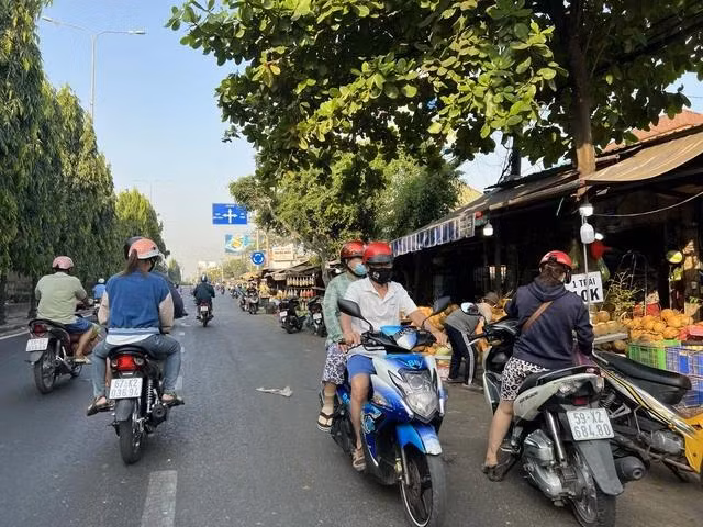 Các phương tiện chạy ngược chiều, dừng đỗ dưới đường trên quốc lộ 1 đoạn qua chợ đầu mối Thủ Đức