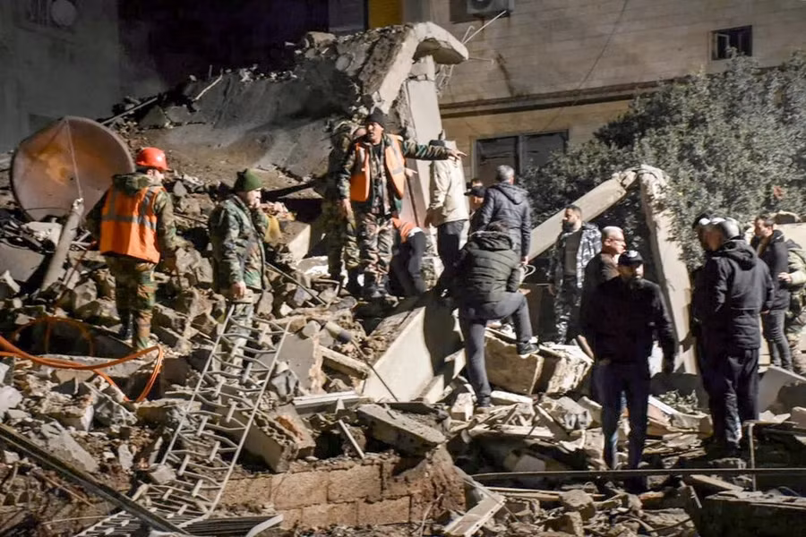 Lực lượng an ninh Syria được triển khai tại hiện trường vụ không kích của Israel xuống TP. Homs, ngày 7-2. Ảnh: AFP/TTXVN