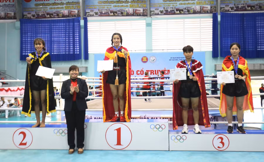 Ban tổ chức trao giải cho các VĐV đạt thành tích cao ở nội dung đối kháng nữ tại Giải Vô địch Võ cổ truyền quốc gia lần thứ 33. Ảnh: L.V.N
