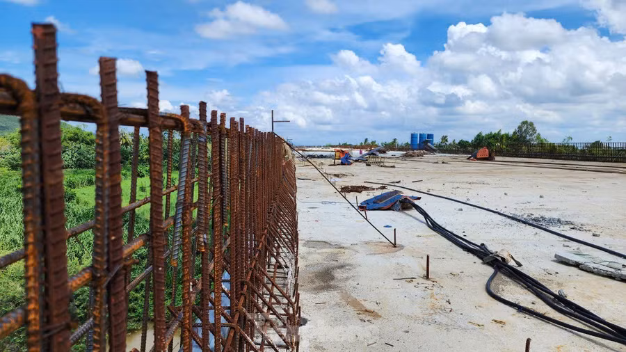 Ngoài tập trung hạng mục bản mặt cầu, nhà thầu cũng đẩy nhanh việc thi công lan can thành cầu.