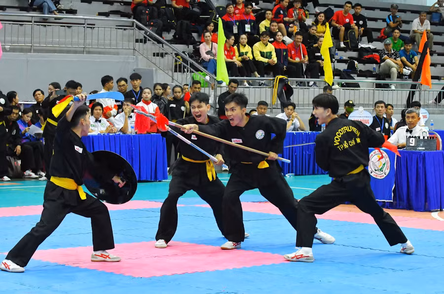 Các VĐV thi đấu nội dung quyền thuật tại Giải Vô địch Võ cổ truyền quốc gia lần thứ 33. Ảnh: L.V.N