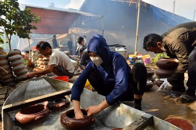 Mọi công đoạn đều đòi hỏi bàn tay khéo léo, kiên trì Mọi công đoạn đều đòi hỏi bàn tay khéo léo, kiên trì
