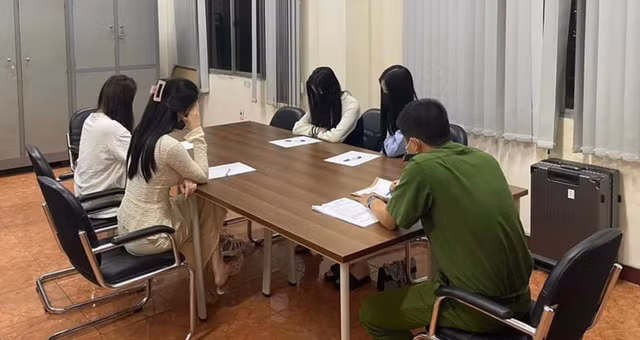 Các chân dài tại công an