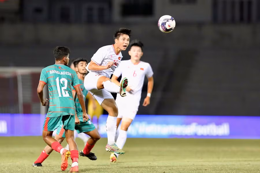 U.20 Việt Nam (áo trắng) đánh rơi ngôi đầu bảng