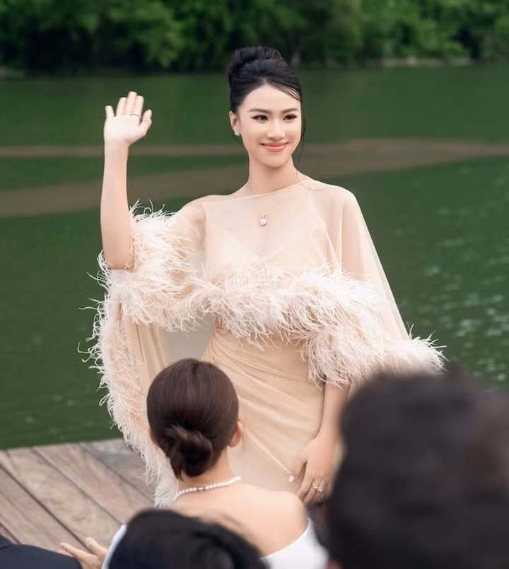 Người đẹp "đắt show" làm giám khảo.