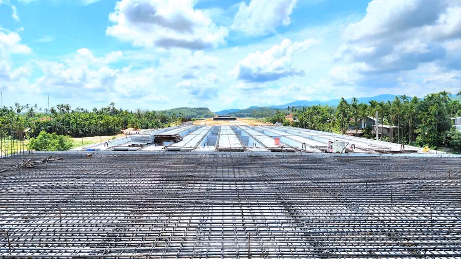 Hiện nhà thầu đã triển khai đổ bê tông bản mặt cầu được 13 nhịp và đang tập trung hoàn thiện 2 nhịp còn lại ở đầu phía nam thuộc địa bàn xã Hành Thịnh.