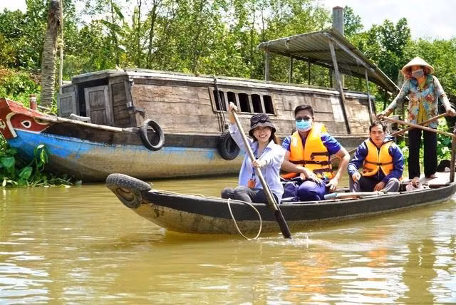 Du khách tham quan kênh rạch huyện Cai Lậy, Tiền Giang