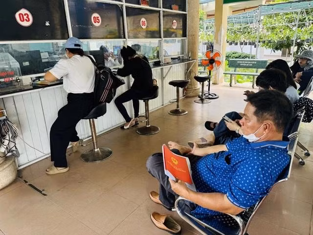 Người dân đang chờ đợi từng ngày để được đóng thuế. Người dân đang chờ đợi từng ngày để được đóng thuế.