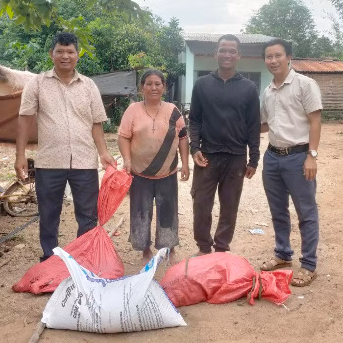 Hỗ trợ vật tư sản xuất cho hộ nghèo bà Đinh Blur tại làng Klên, xã la Khươl, huyện Chư Păh. Ảnh: Thanh Nhật