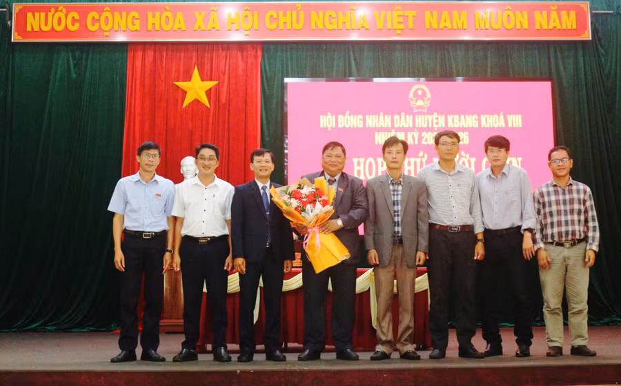 Ông Phan Trần Thọ-Phó Bí thư Thường trực Huyện ủy Kbang, tân Chủ tịch HĐND huyện ra mắt nhận nhiệm vụ. Ảnh: H.D