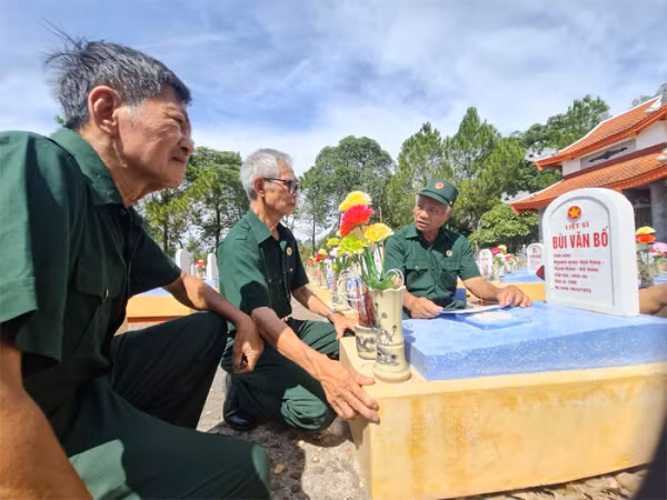 Các cựu chiến binh Đỗ Duy Chính, Vũ Viết Nhĩ, Trần Ngọc Hiền trước phần mộ liệt sĩ Bùi Văn Bộ.