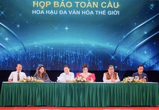 Các giám khảo cuộc thi