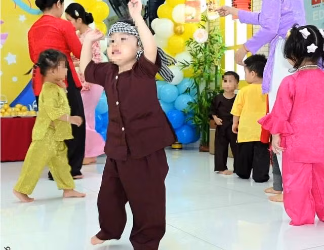 Bé D.T.K trong lần được vui trung thu tại trường vừa qua