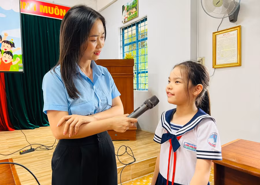 Em Bùi Phương Nghi (bìa phải)-Trường Tiểu học Chu Văn An mạnh dạn bày tỏ ý kiến tại buổi sinh hoạt câu lạc bộ. Ảnh M.N