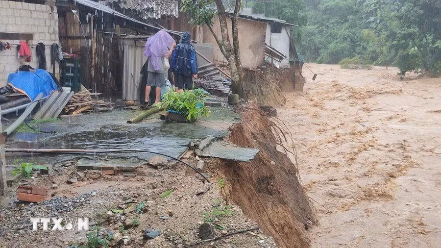 Tình trạng sạt lở ăn sâu vào nhà dân tại huyện Mường Lát, tỉnh Thanh Hóa. (Ảnh: TTXVN phát) Tình trạng sạt lở ăn sâu vào nhà dân tại huyện Mường Lát, tỉnh Thanh Hóa. (Ảnh: TTXVN phát)