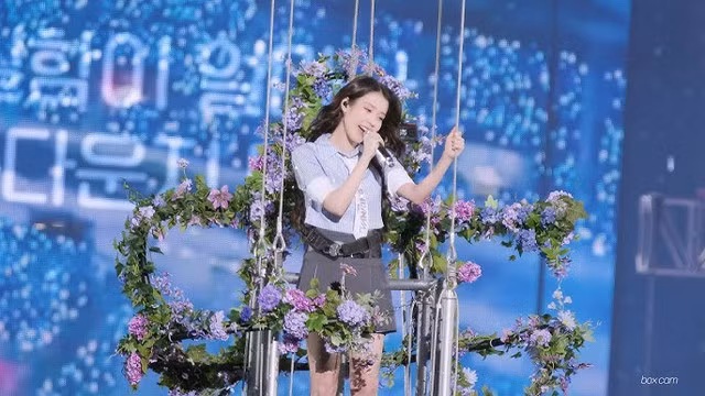 Trong buổi hòa nhạc, IU khiến người hâm mộ bất ngờ khi ra mắt bài hát mới Bye Summer