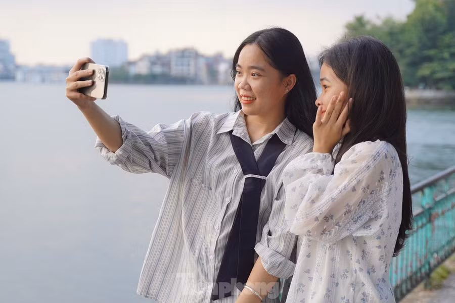 Xúng xính váy áo để chụp ảnh mùa thu Hà Nội, bạn Quyên (Hà Nội) cho biết: “Tranh thủ cuối tuần, thời tiết dạo này cũng mát mẻ nên hai đứa mình rủ nhau đi chơi và ghi lại những khoảnh khắc mùa thu Hà Nội đẹp vô cùng này"