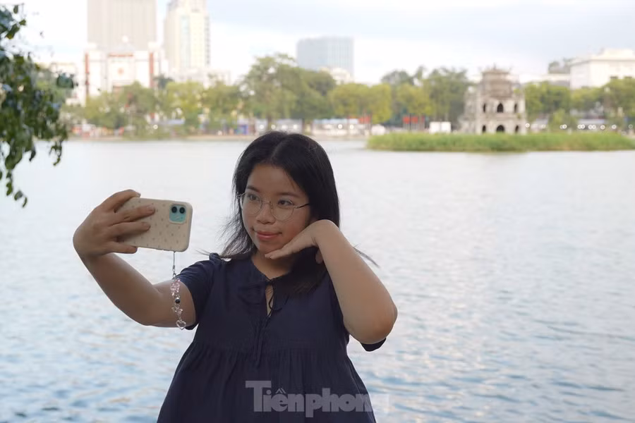 Bạn Thu Thảo (Cầu Giấy, Hà Nội) cho biết, hôm nay cuối tuần Thảo lên phố đi bộ hồ Gươm để chụp ảnh, ngắm cảnh Thủ đô tiết trời mùa Thu. "Rất mê cái không khí này, có chút nắng, mát mẻ, phù hợp để uống 1 tách cà phê nhìn mọi người đi qua", Thảo cho biết.
