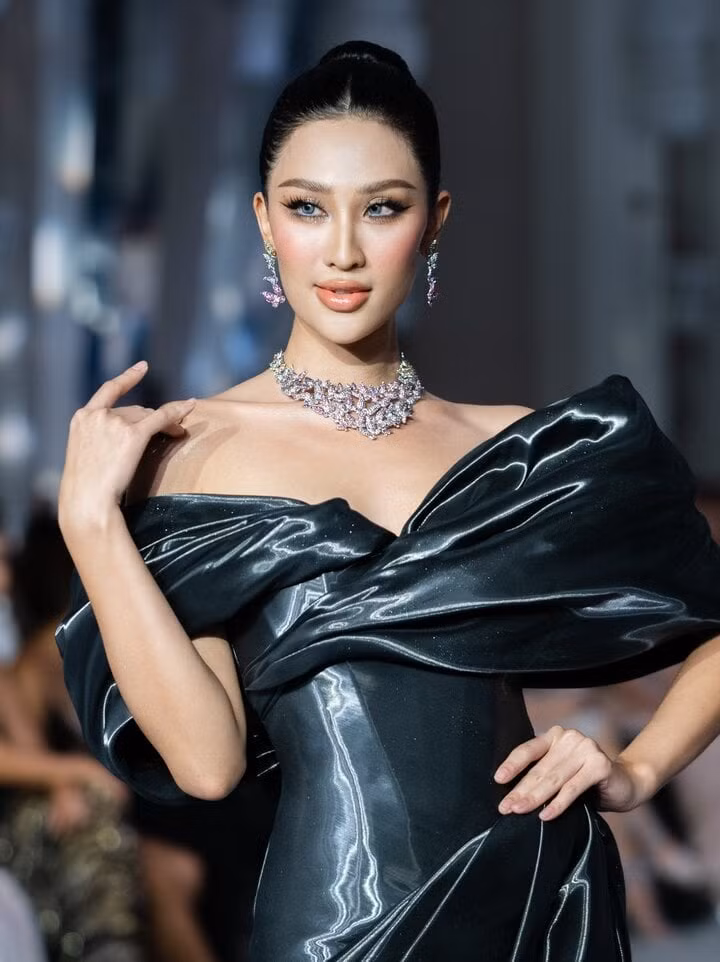 Một trong những thiết kế ấn tượng của show còn có bộ vòng và khuyên tai “Enchanted Butterfly Embrace" hình cánh bướm - biểu tượng của sự đổi mới, tái sinh. Thiết kế sử dụng gần 2000 viên đá sapphire và kim cương nặng gần 60 carat, giá 2,8 tỷ đồng.