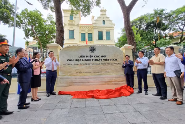 Đồng chí Nguyễn Trọng Nghĩa, Ủy viên Bộ Chính trị, Bí thư Trung ương Đảng, Trưởng ban Tuyên giáo Trung ương và các đại biểu cắt băng khánh thành công trình trụ sở Liên hiệp các hội Văn học Nghệ thuật Việt Nam.