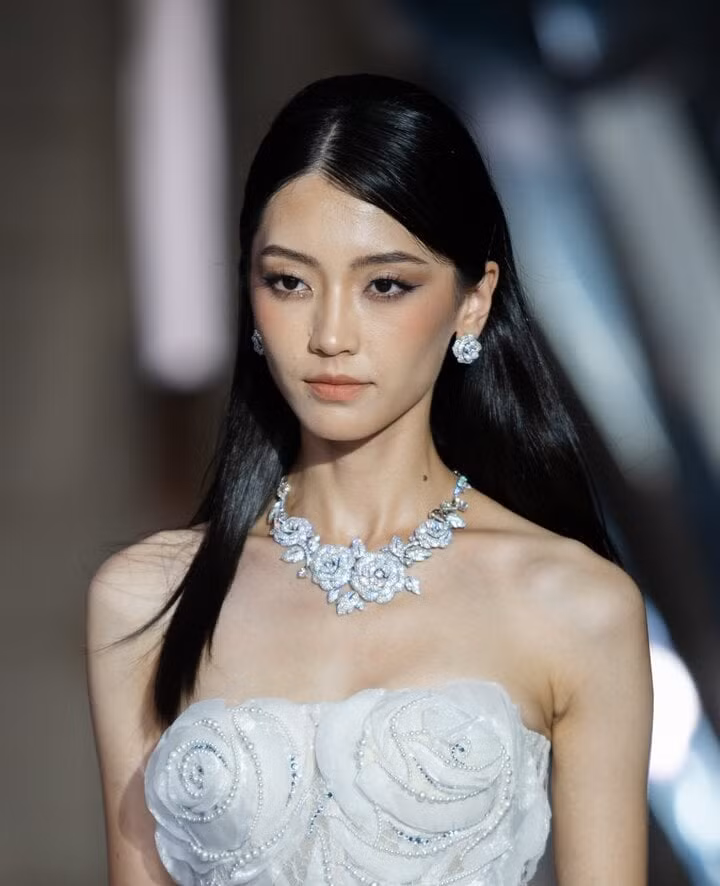 Bên cạnh H'Hen Niê và Bảo Ngọc, show diễn của Chung Thanh Phong còn có sự tham gia của nhiều người mẫu đắt giá trong làng thời trang Việt. Trong ảnh, một người mẫu đeo thiết kế Rose Garden Elegance thể hiện ước mơ cuộc hôn nhân viên mãn. Mẫu trang sức này trị giá 3,5 tỷ đồng, được tạo nên từ vàng trắng 18K đính gần 1.800 viên kim cương có trọng lượng 70 carat.