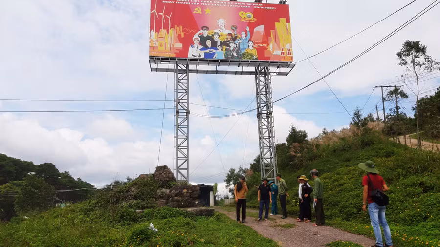 Dấu vết còn lại của một tấm “Bia Đại Hàn” bên quốc lộ 19. Ảnh: Nguyễn Quang Tuệ