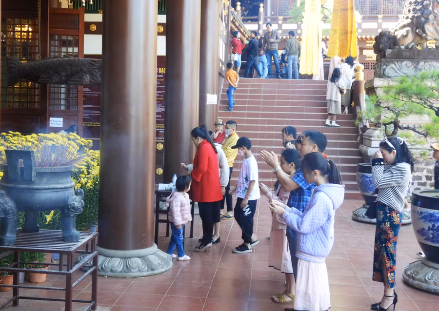 Người dân đi lễ chùa đầu năm. Ảnh: Thanh Nhật Người dân đi lễ chùa đầu năm. Ảnh: Thanh Nhật