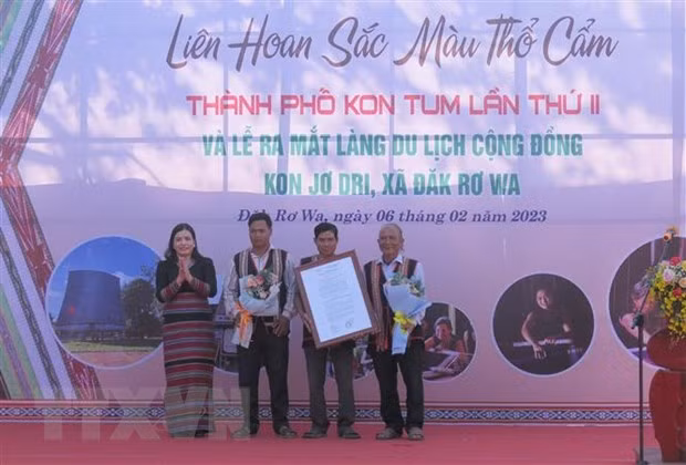 UBND tỉnh Kon Tum trao quyết định công nhận Làng du lịch cộng đồng Kon Jơ Dri. Ảnh: Dư Toán/TTXVN