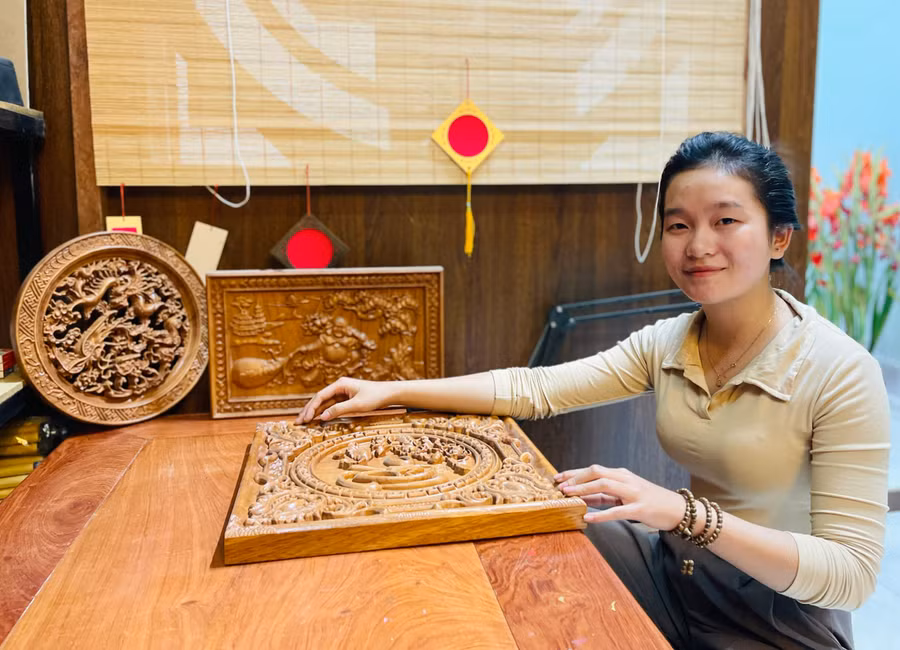 Những bức tranh điêu khắc gỗ của chị Ngô Thị Kim Trúc mang đậm “hơi thở” của vùng đất Gia Lai. Ảnh: Trần Dung Những bức tranh điêu khắc gỗ của chị Ngô Thị Kim Trúc mang đậm “hơi thở” của vùng đất Gia Lai. Ảnh: Trần Dung