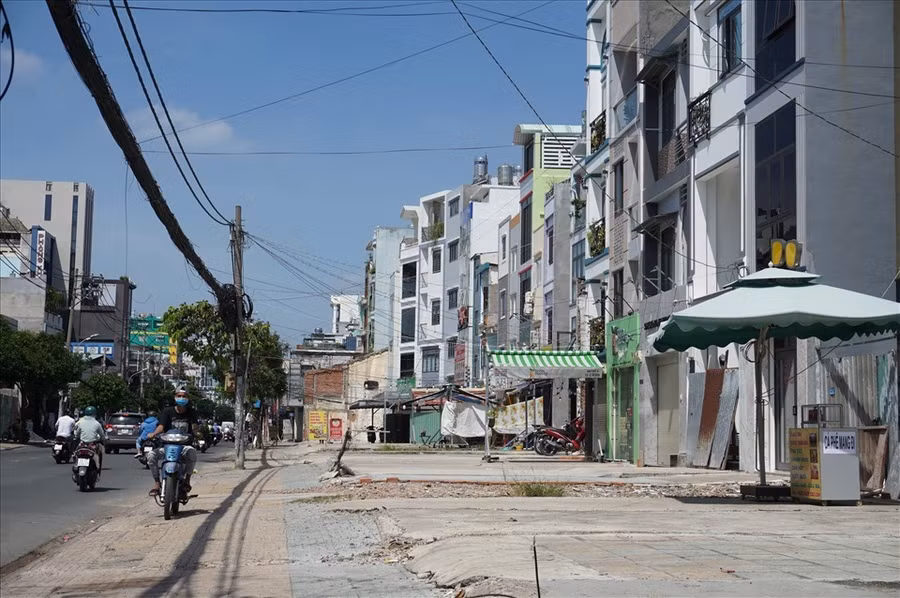Một đoạn đường Cách Mạng Tháng Tám (quận Tân Bình) đã bàn giao mặt bằng cho metro số 2. Ảnh: Minh Quân Một đoạn đường Cách Mạng Tháng Tám (quận Tân Bình) đã bàn giao mặt bằng cho metro số 2. Ảnh: Minh Quân
