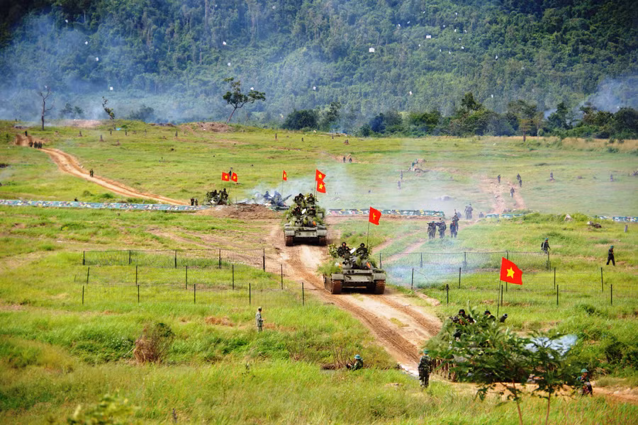 Đội hình xe tăng của Lữ đoàn Tăng thiết giáp 273 tham gia huấn luyện và diễn tập. Ảnh: Nguyễn Đức Chung Đội hình xe tăng của Lữ đoàn Tăng thiết giáp 273 tham gia huấn luyện và diễn tập. Ảnh: Nguyễn Đức Chung