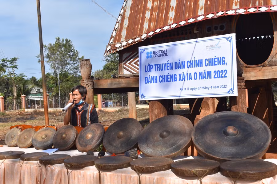 Một lớp truyền dạy chỉnh chiêng, đánh chiêng tại xã Ia O (huyện Ia Grai) năm 2022. Ảnh: Lam Nguyên Một lớp truyền dạy chỉnh chiêng, đánh chiêng tại xã Ia O (huyện Ia Grai) năm 2022. Ảnh: Lam Nguyên
