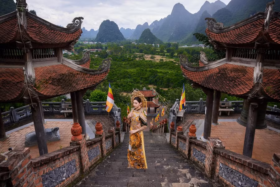 Lương Thùy Linh quảng bá hình ảnh Phật Tích Trúc Lâm Bản Giốc nằm cạnh thác Bản Giốc. Ảnh: CTV/Vietnam+