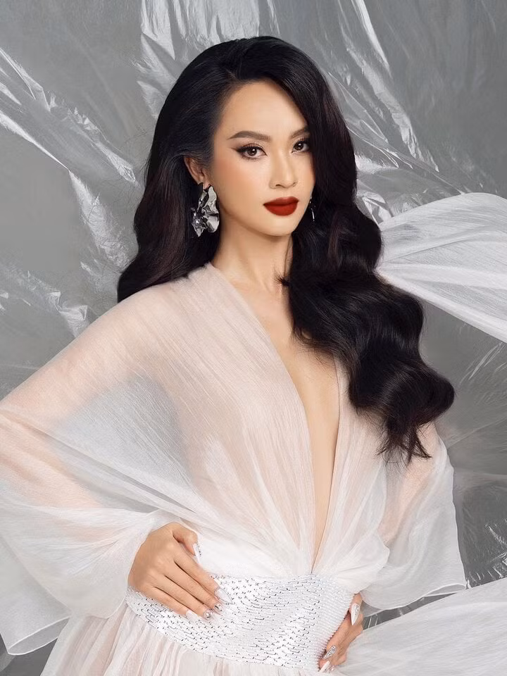 Người đẹp gốc Điện Biên có kinh nghiệm tham gia các cuộc thi nhan sắc, từng lọt Top 10 Siêu mẫu Việt Nam 2018; Người đẹp Ảnh, Top 10 Hoa hậu Hoàn vũ Việt Nam 2022; Top 5 Miss Cosmo Vietnam 2023. Hồi tháng 10/2023, cô đoạt giải Á quân The New Mentor 2023. Người đẹp gốc Điện Biên có kinh nghiệm tham gia các cuộc thi nhan sắc, từng lọt Top 10 Siêu mẫu Việt Nam 2018; Người đẹp Ảnh, Top 10 Hoa hậu Hoàn vũ Việt Nam 2022; Top 5 Miss Cosmo Vietnam 2023. Hồi tháng 10/2023, cô đoạt giải Á quân The New Mentor 2023.