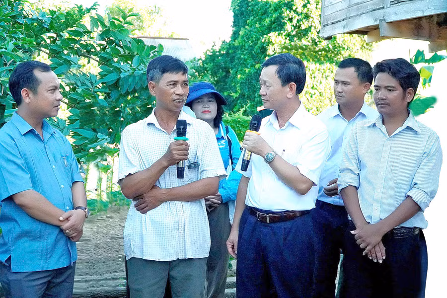 Ủy viên Ban Chấp hành Trung ương Đảng, Bí thư Tỉnh ủy, Chủ tịch HĐND tỉnh Kon Tum Dương Văn Trang (thứ 3 từ phải sang) trò chuyện cùng người dân làng Trớ, xã Chư A Thai, huyện Phú Thiện. Ảnh: Đ.T