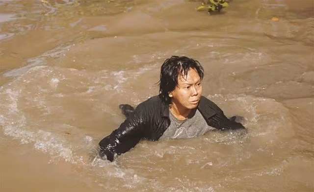 Việt Hương lăn xả khi đóng vai người vớt xác trong phim Ma da