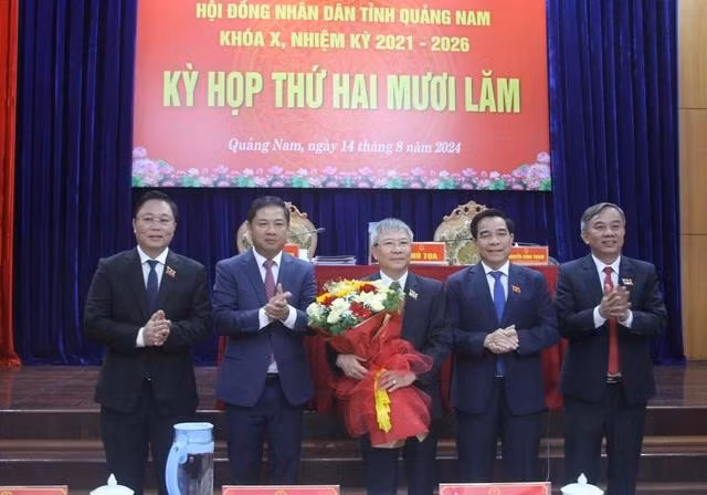 Lãnh đạo tỉnh Quảng Nam tặng hoa chúc mừng ông Nguyễn Đức Dũng