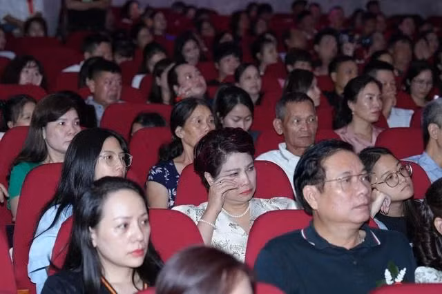 Khán giả rưng rưng nước mắt khi nghe các ca khúc hát về mẹ, cha mùa Vu Lan báo hiếu