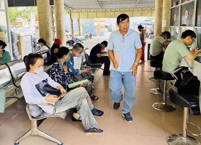 Từ ngày 1.8 đến nay hồ sơ nhà đất của người dân bị “treo” do không được tính tiền sử dụng đất