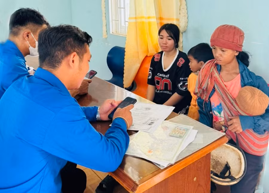 Thành viên Tổ công nghệ số cộng đồng hướng dẫn chị Siu H’Phuk (bìa phải, làng Blang 2, xã Ia Dêr, huyện Ia Grai) sử dụng dịch vụ công trực tuyến trong giải quyết thủ tục hành chính. Ảnh: Đ.Y